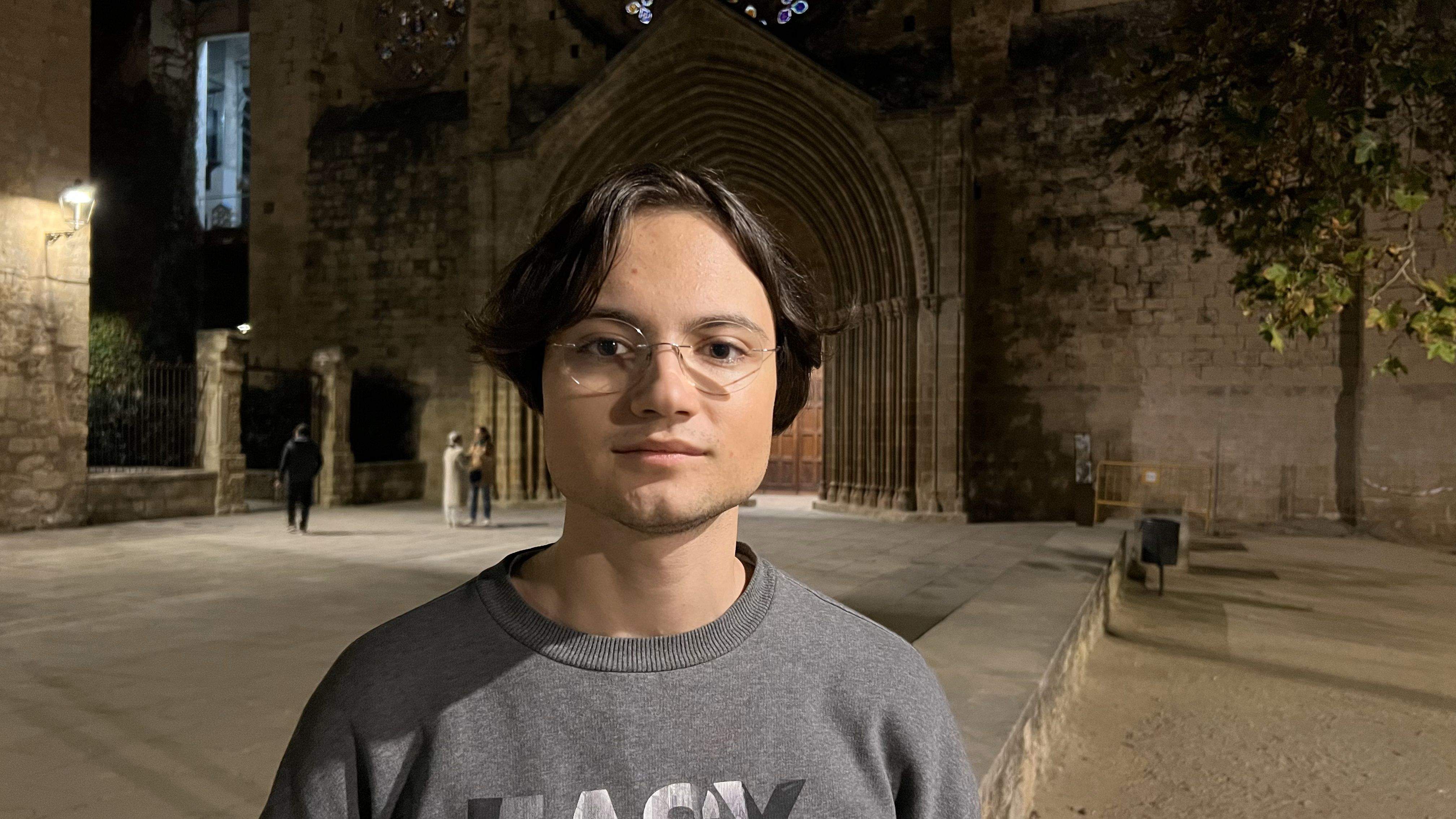 Mark Vasilyev, refugiat ucraïnès davant del Monestir de Sant Cugat. FOTO: TOT