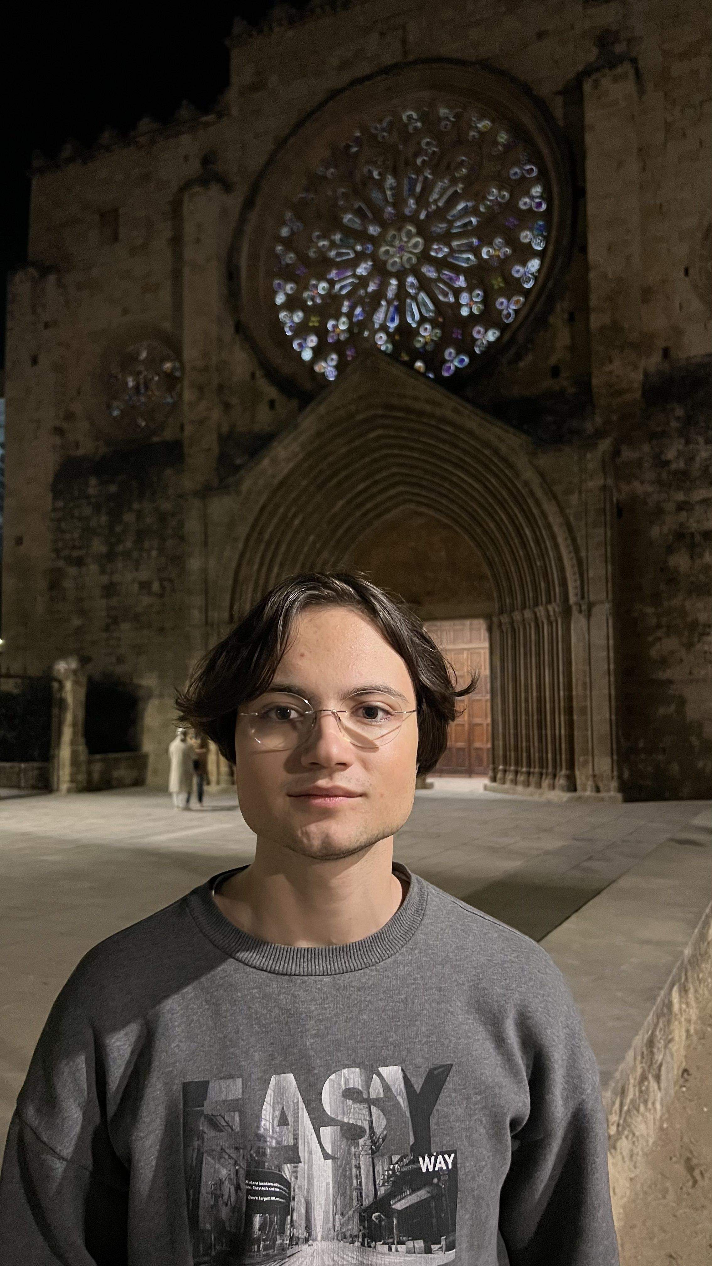 Mark Vasilyev davant del Monestir. FOTO: TOT