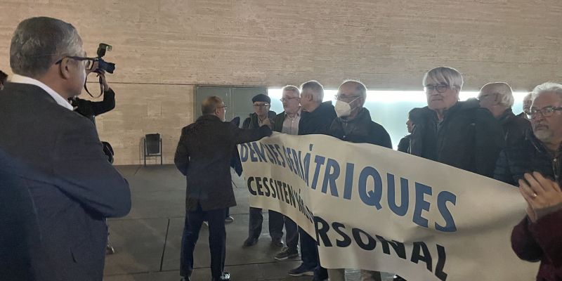 Carles Campuzano, conseller del Departament de Drets Socials saludant als manifestatns. Foto: redacció.