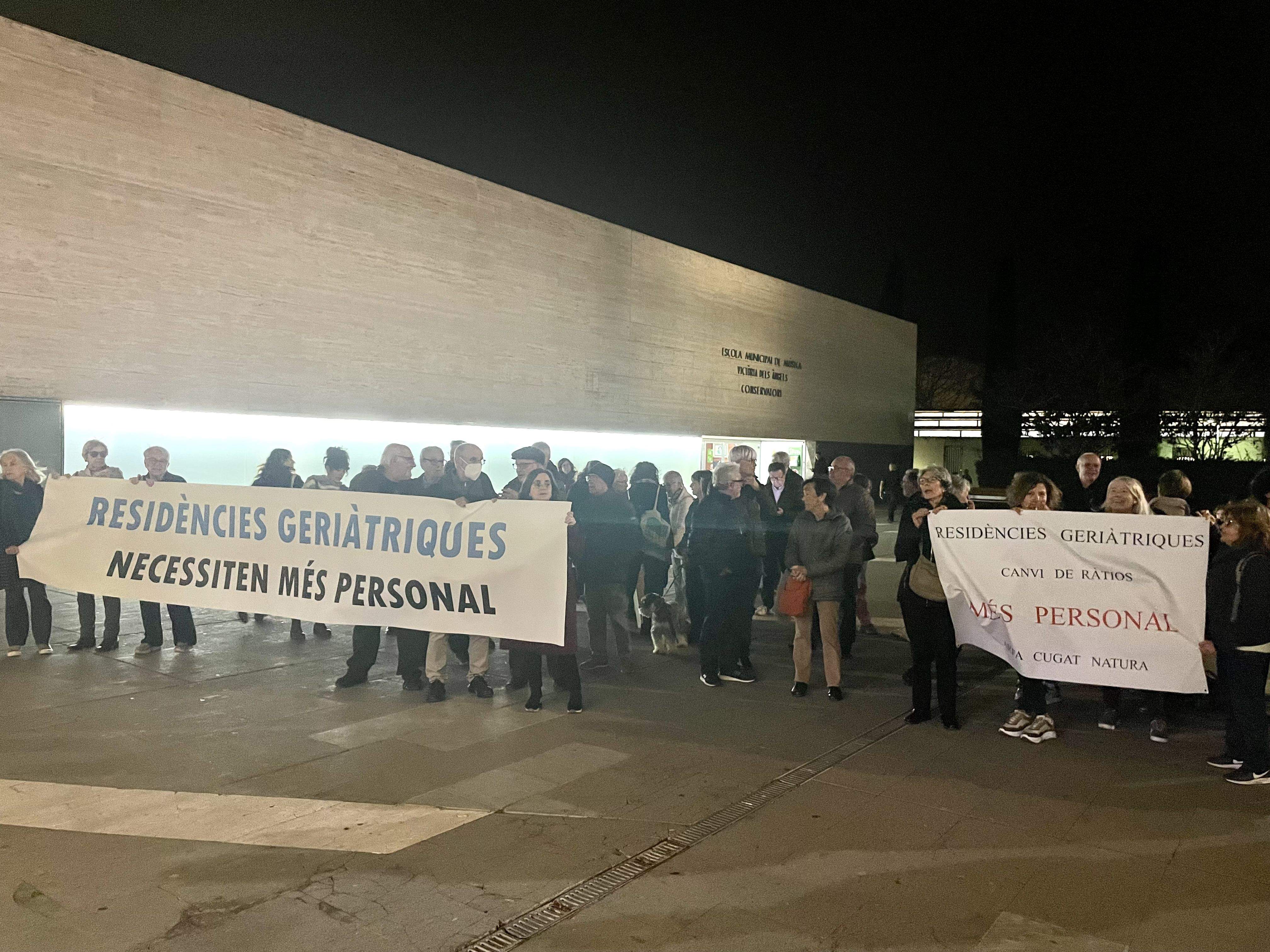 Concentració de familiars i amics de residents per reclamar més personal a les residències geriàtriques. Foto: redacció.
