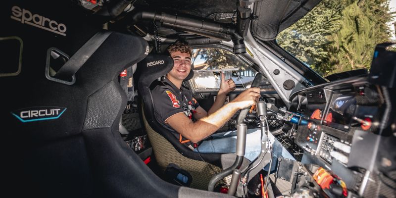 Pau Navarro dins del cotxe amb el qual participarà al Rally Dakar 2024. FOTO: Rafiniphoto