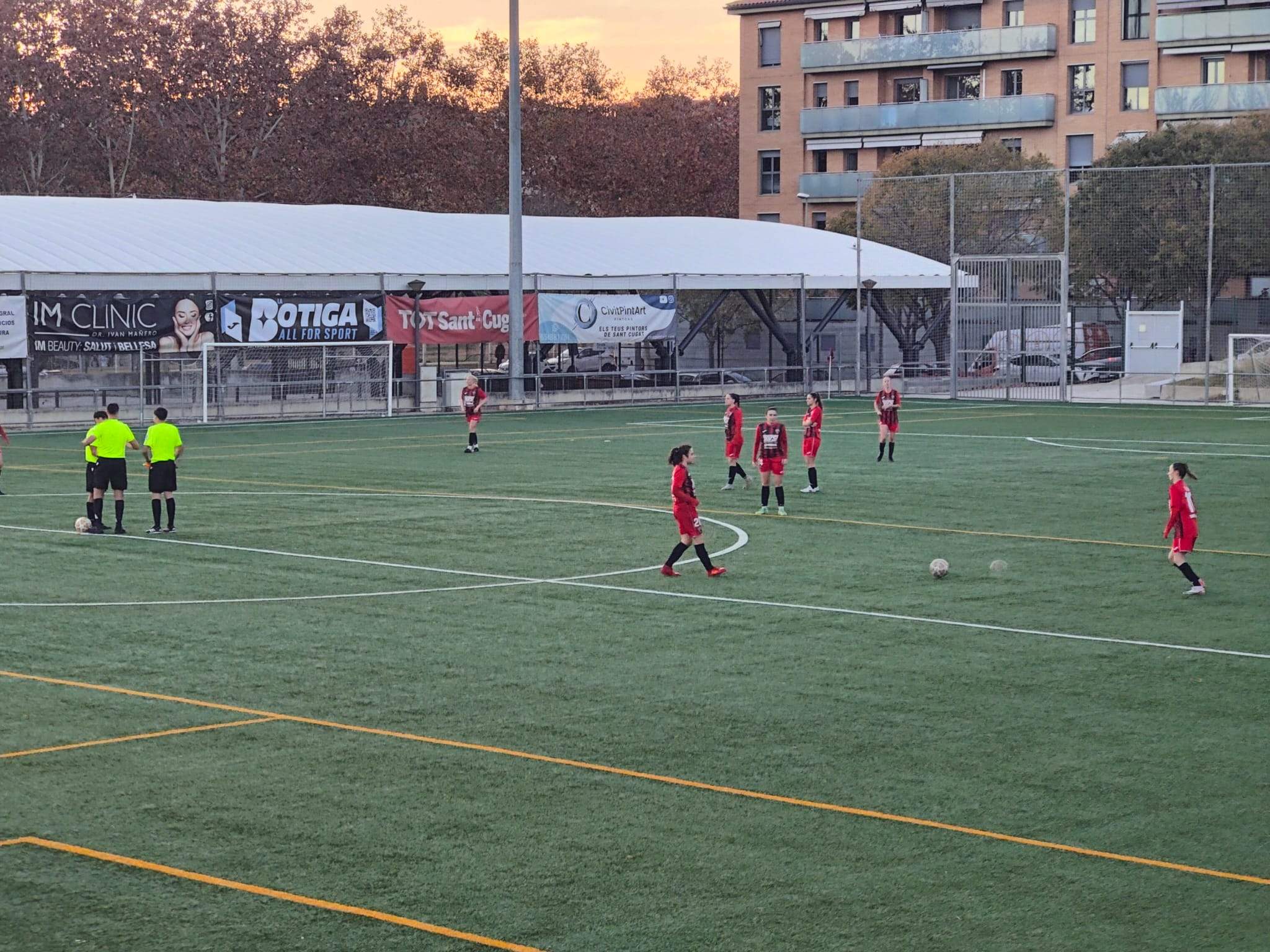 Un error defensiu a l'últim minut, ha fet empatar el partit a les santcugatenques. FOTO: Eric Marco