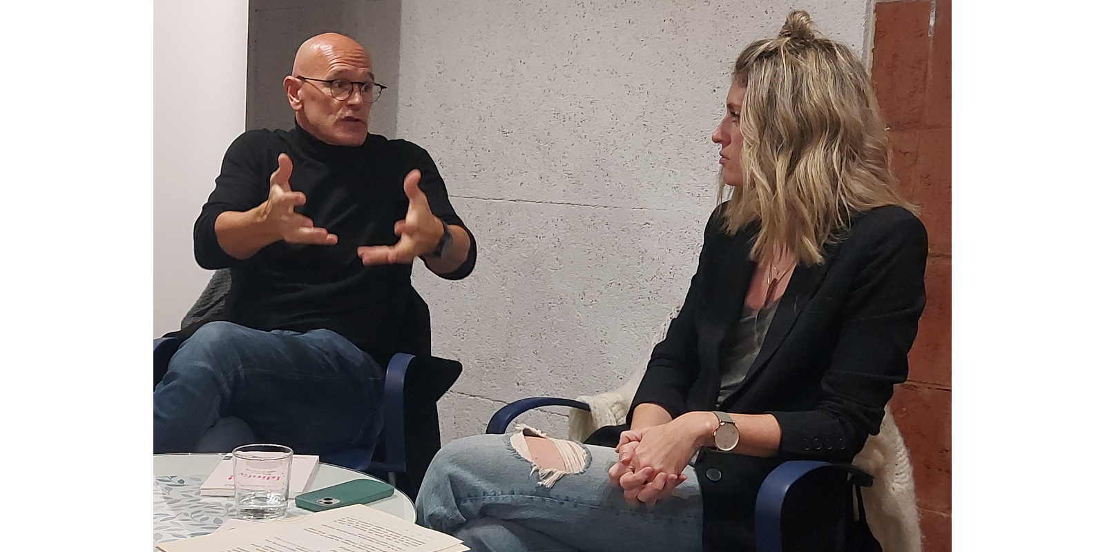 Raül Romeva a la presentació del seu darrer llibre 'Idiota! Breu tractat sobre el respecte' amb la periodista Maria Xinxó. FOTO: TOT