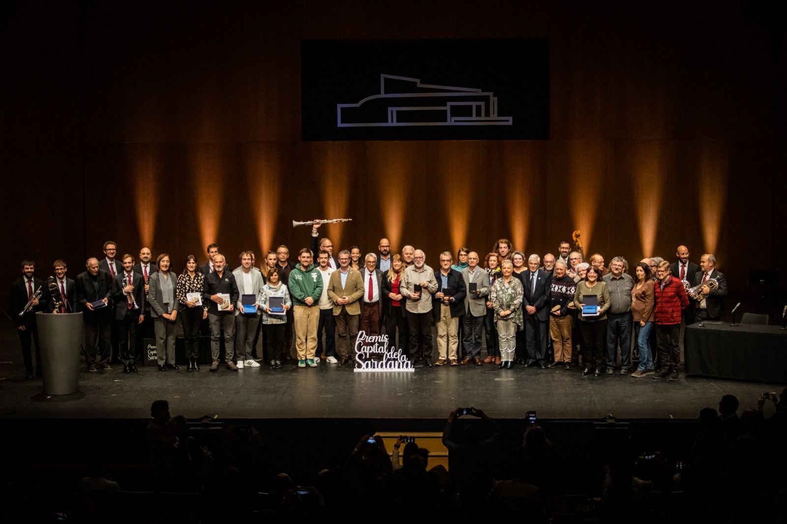 Els premis Capital de la Sardana han tingut com a convidats als The Tyets que han interpretat el seu èxit CotixCoti. FOTO: Ajuntament de Sant Cugat