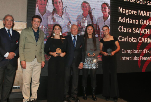 Les jugadores del Club de Golf Sant Cugat Carlota Carmona, Nagore Martínez i Adriana García, d'esquerra a dreta, durant la Nit del Gol de la Federació Catalana de Golf. FOTO: Cedida