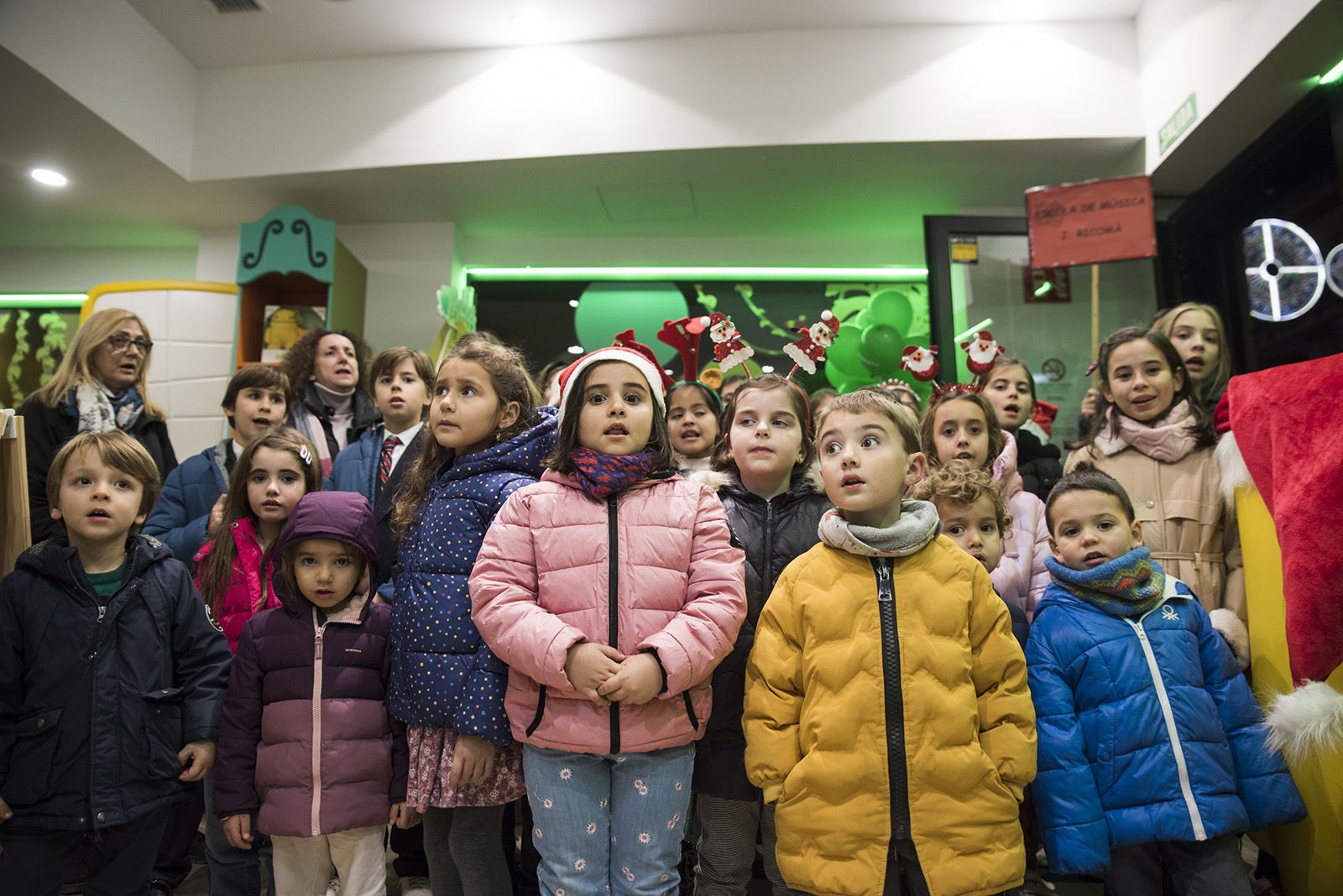 Nadales al carrer a Moonz Ortodòncia. FOTO: Bernat Millet.