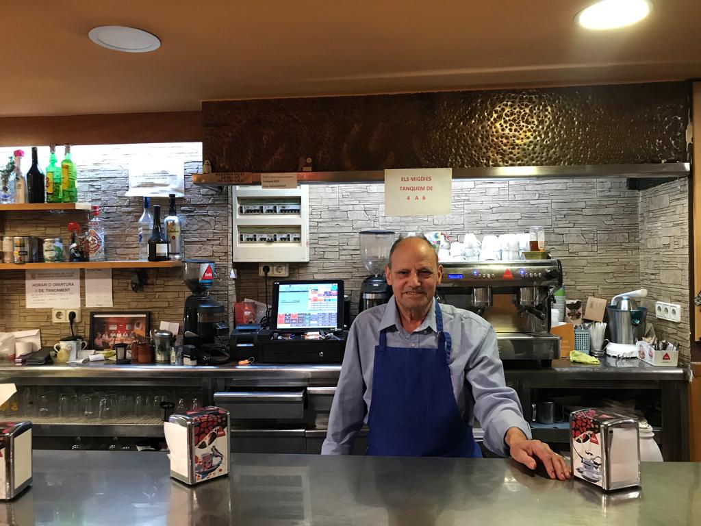 José Da Silva darrere la barra del bar La Granja FOTO: Flora Ibáñez