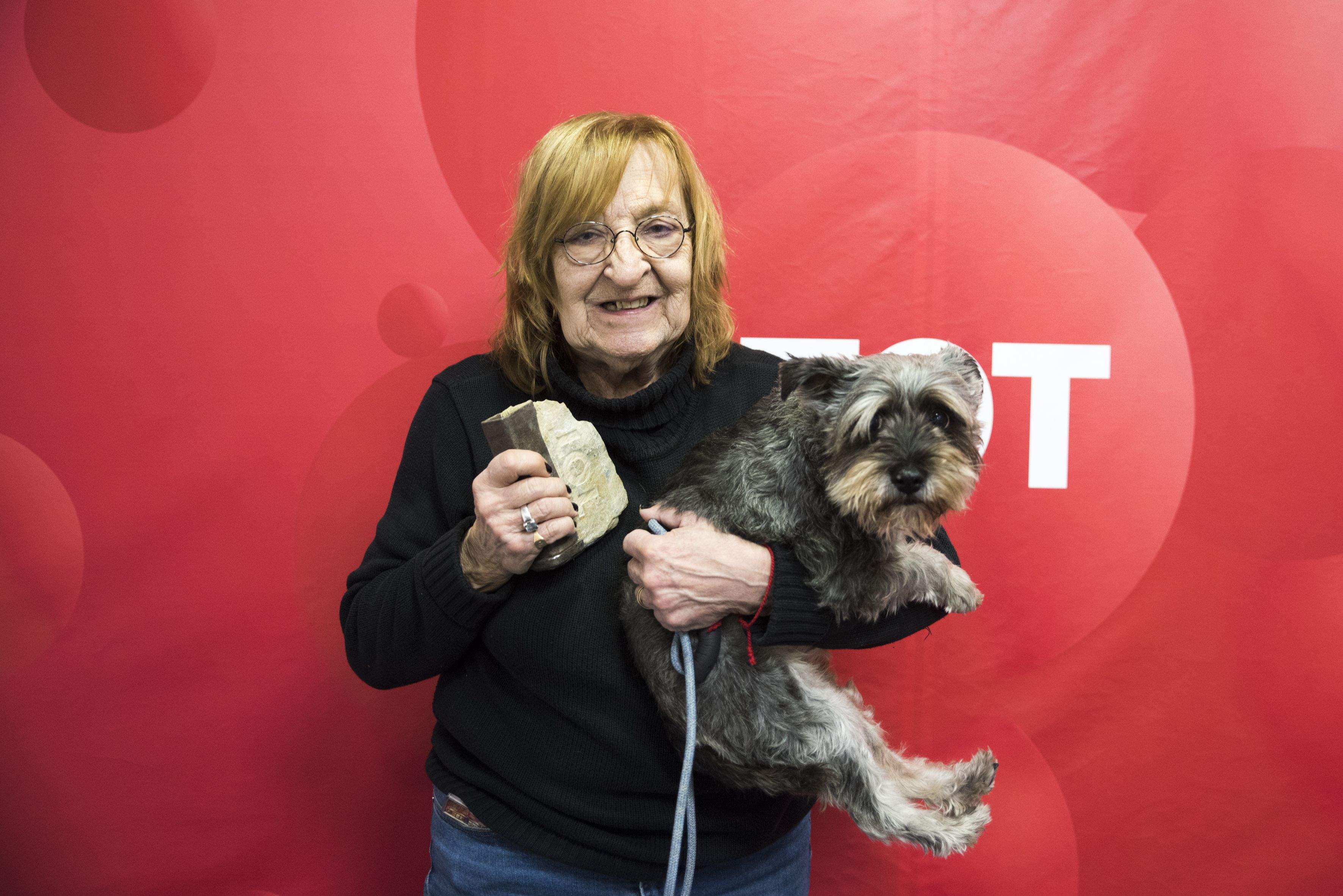 Marta Pessarrodona recollint el guardó de Personatge del TOT 2023. FOTO: TOT