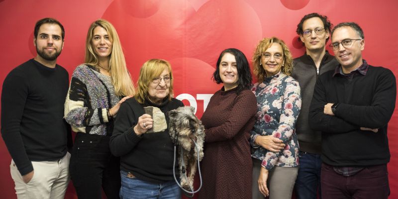 L'escriptora santcugatenca Marta Pessarrodona amb part de la redacció del TOT Sant Cugat. FOTO: TOT
