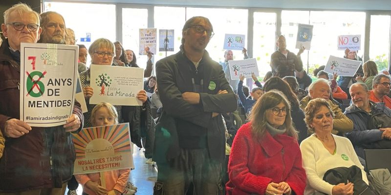 Manifestació en el ple municipal per construir La Mirada com més aviat millor. FOTO: Àgata Guinó