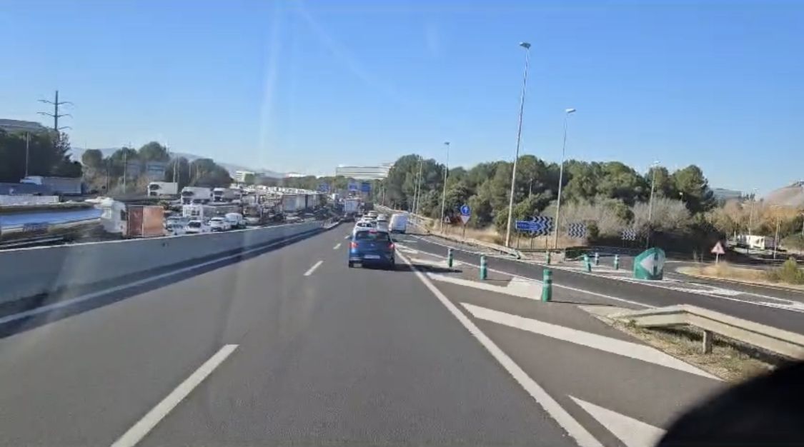 Retencions degut a l'accident de l'AP-7 el 27 de desembre. Foto: cedida.