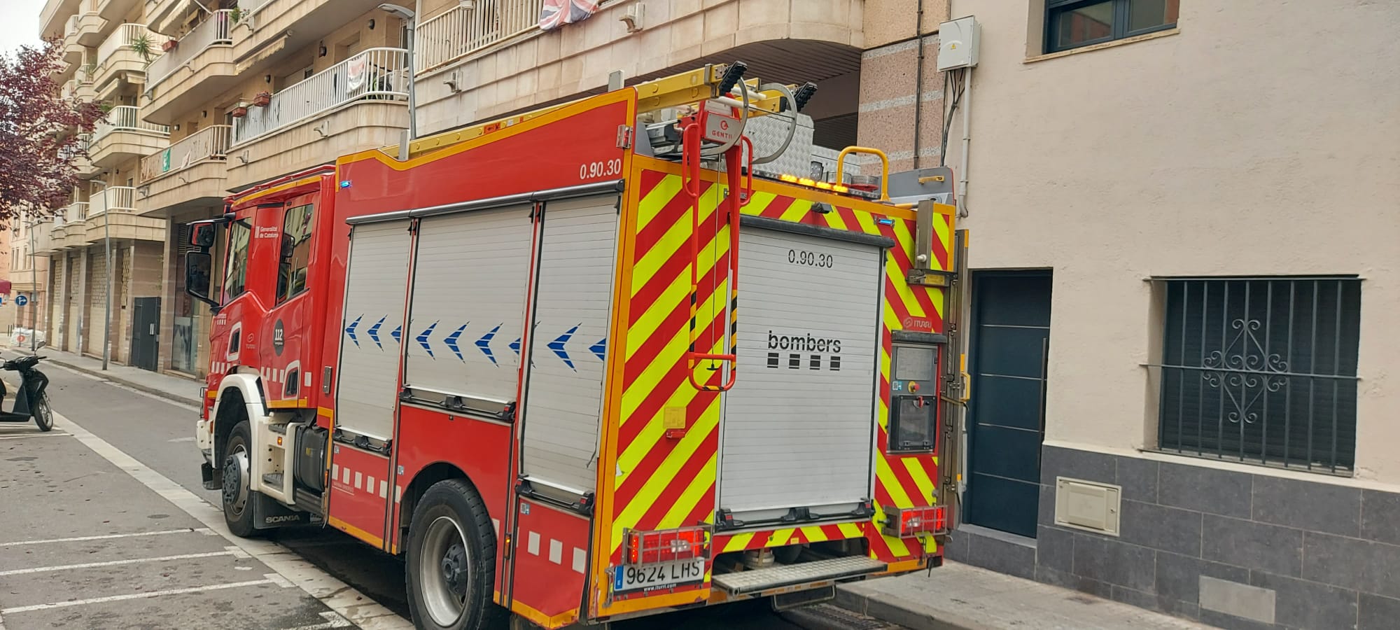 Camió de bombers al carrer Vallès. Foto: TOT.