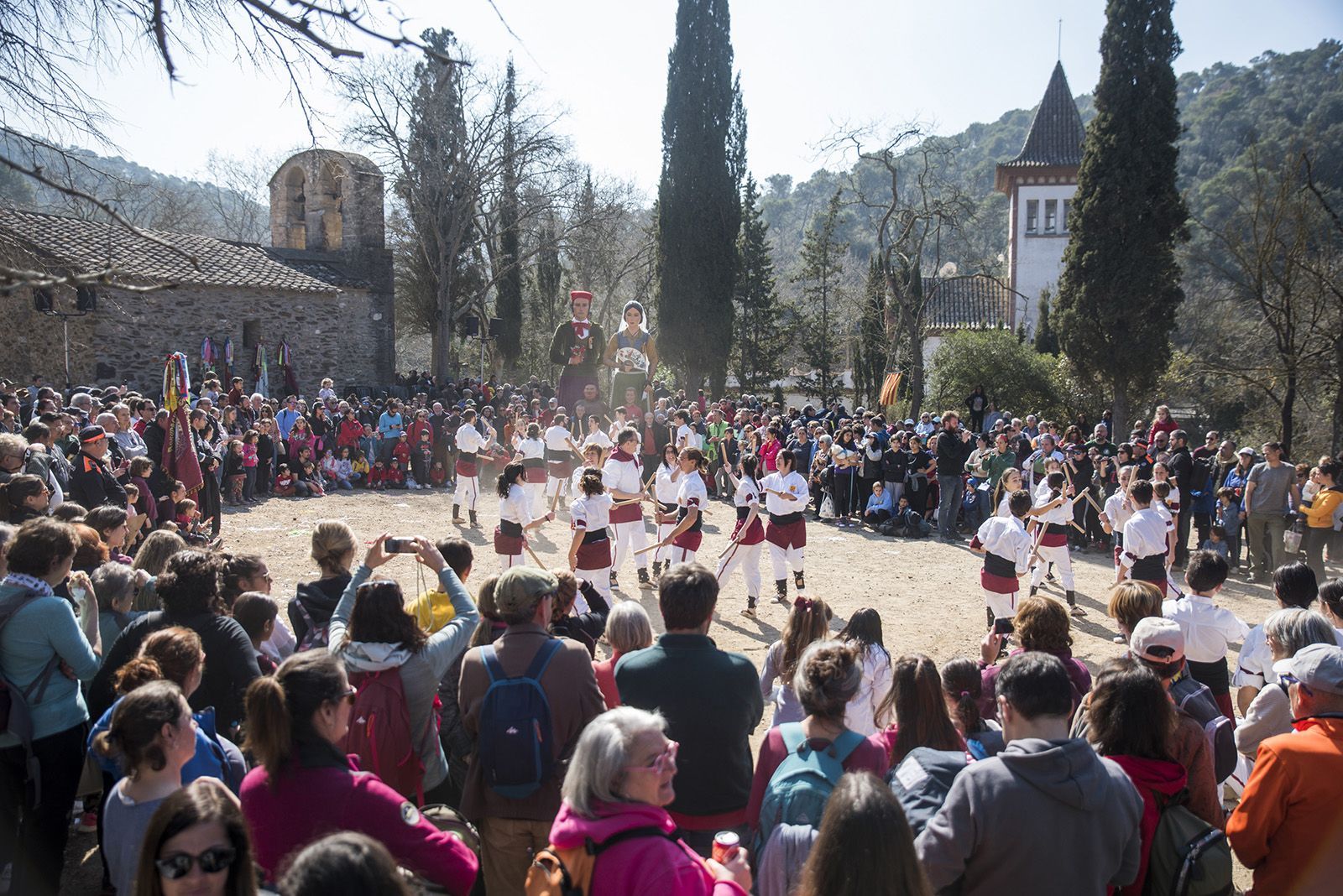 Sant Cugat va tornar a pujar a l'Ermita de Sant Medir per celebrar el copatró de la ciutat. FOTO: Bernat Millet