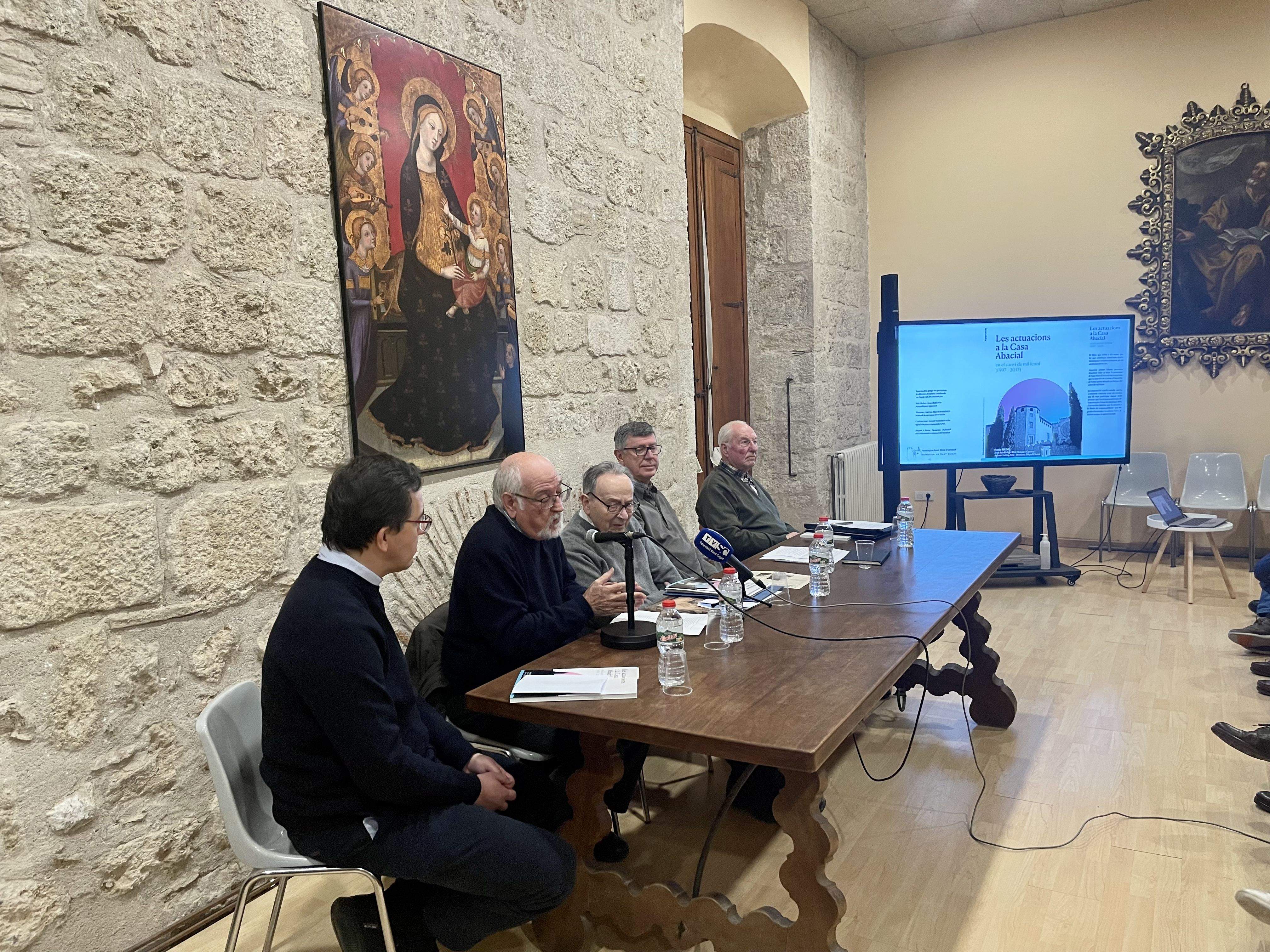 Joan Arís, Mossèn Blai, Domènec Miquel, Antoni Codina i Narcís a la presentació de 'Les actuacions a la Casa Abacial'. Foto: TOT.
