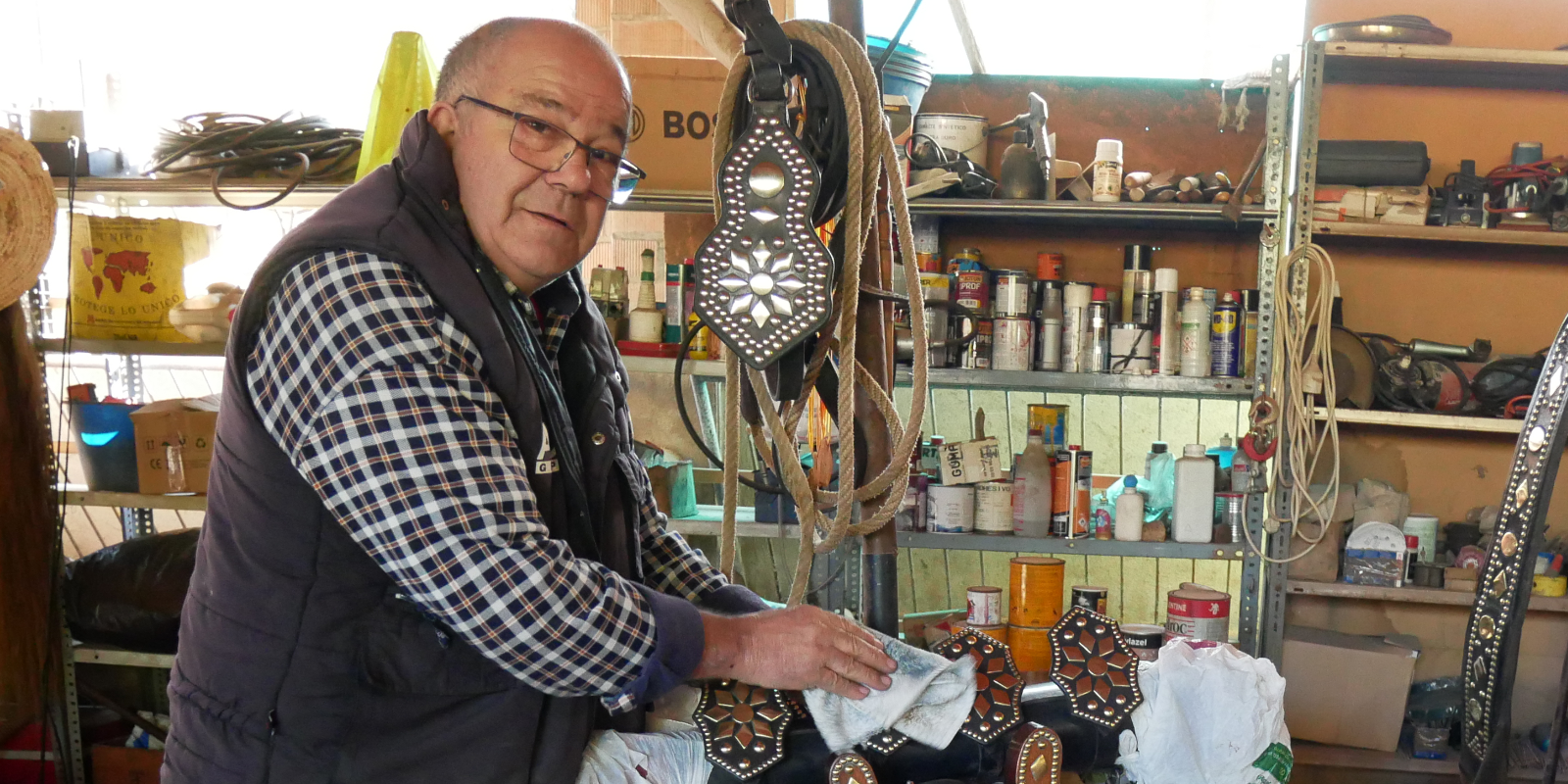 Joan Torné, netejant guarnicions de cavalls. FOTO: TOT