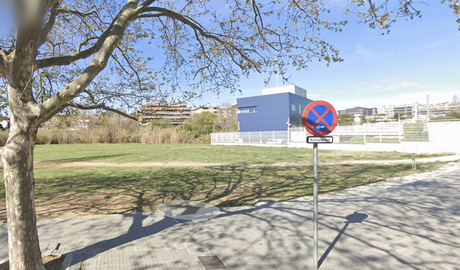 La zona al costat dels Mossos d'Esquadra que l'Ajuntament vol convertir en una centralitat de seguretat. FOTO: Google Maps