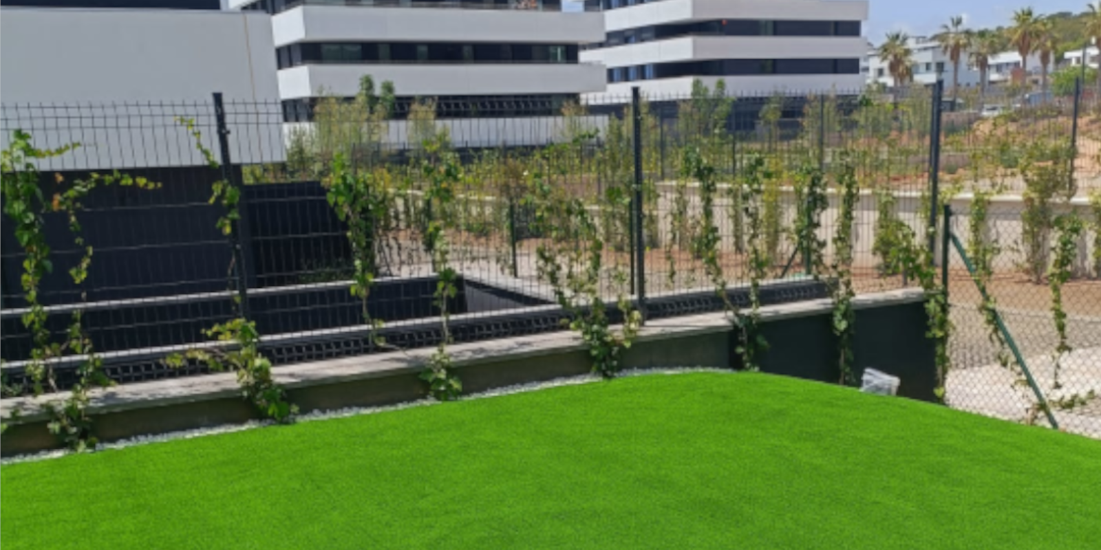 Instal·lació de gespa artificial a Sant Cugat de Green Urban. FOTO: Cedida