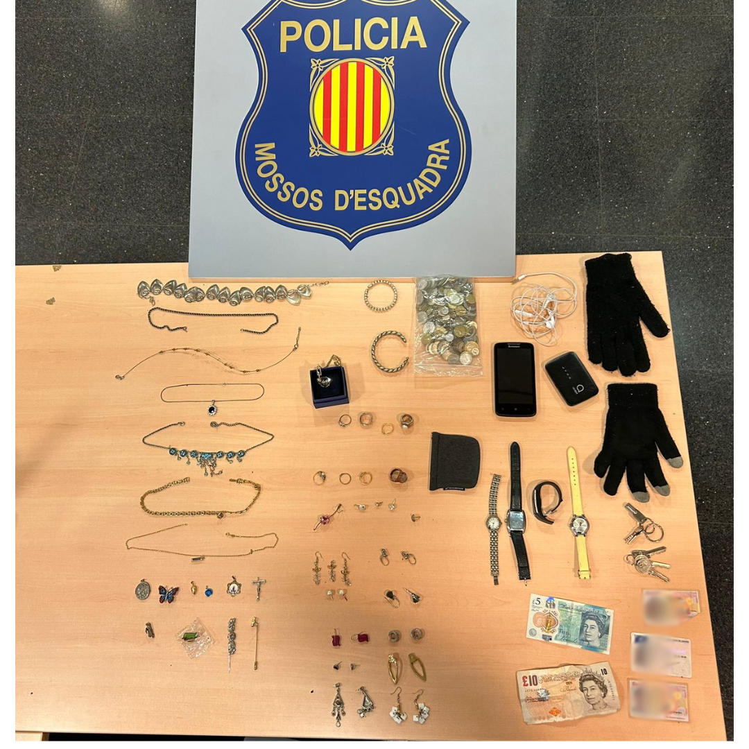 Els objectes que duia el jove que va ser detingut FOTO: Mossos