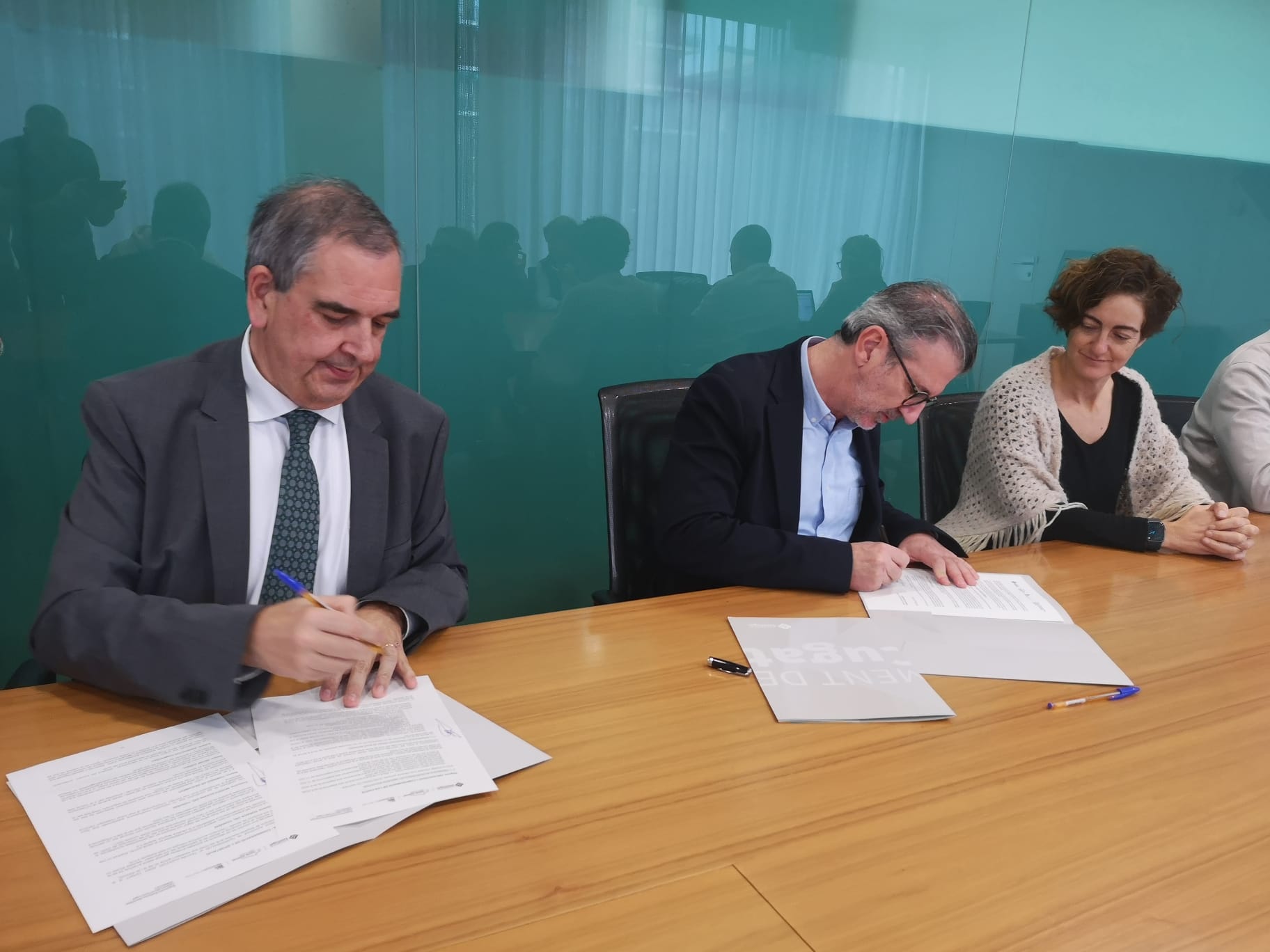El director de l'Hospital Universitari General de Catalunya, Xavi Mate (esquerra), i l'alcalde de Sant Cugat, Josep Maria Vallès (dreta), en la signatura del conveni per promocionar el Teatre-Auditori. FOTO: Ajuntament