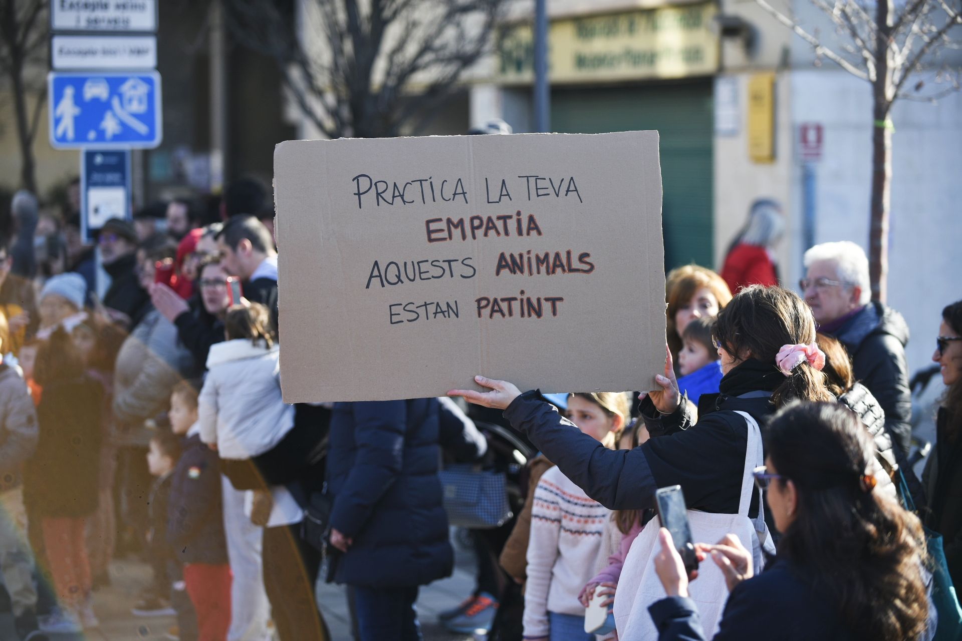 La Rua dels Tres Tombs durant Sant Antoni Abat 2024. FOTO: Bernat Millet