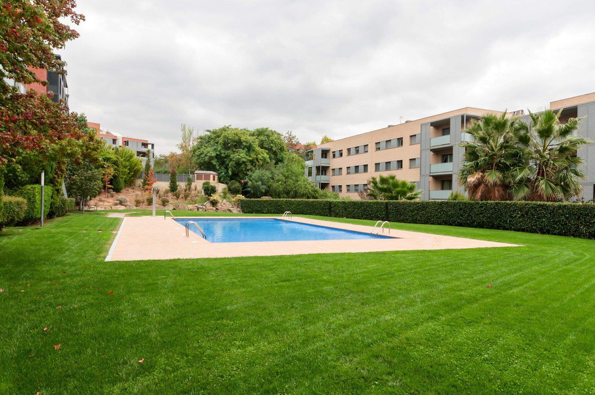 Piscina comunitària de l'habitatge de Mira-sol de la immobiliària Amat. FOTO: Cedida