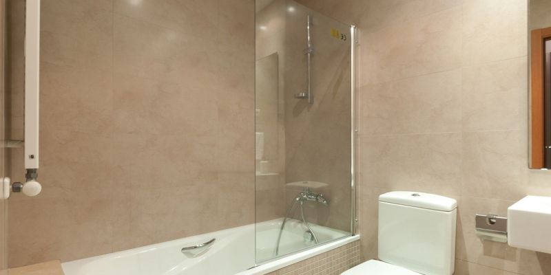 Bany de l'habitatge de Mira-sol de la immobiliària Amat. FOTO: Cedida