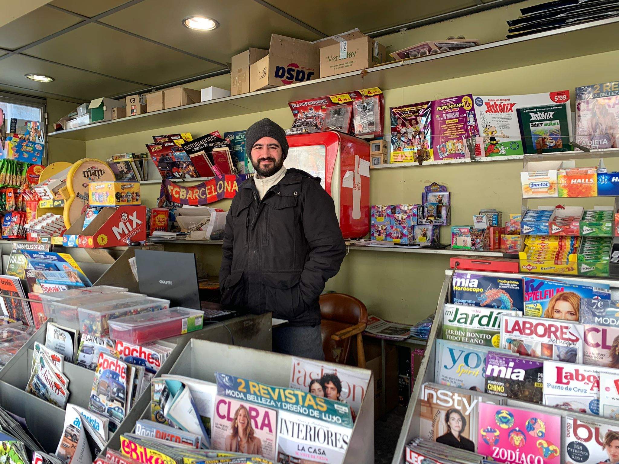 Narayan Llorente, tercera generació dels Llorente al capdavant del quiosc FOTO: TOT