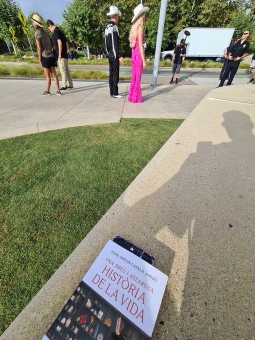 El llibre de Joan Anton Català al rodatge de 'Barbie' FOTO: Cedida
