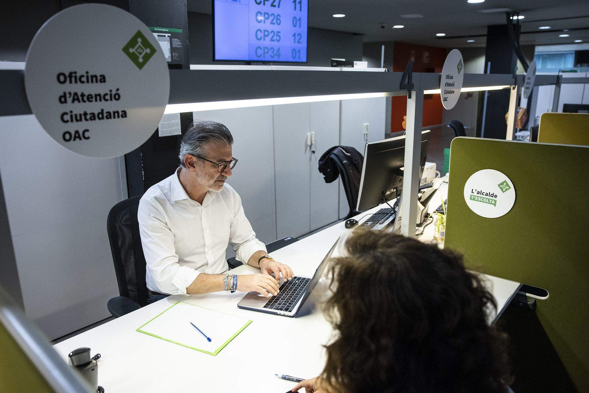 L'alcalde Josep Maria Vallès a l'Oficina d'Atenció Ciutadana FOTO: Ajuntament