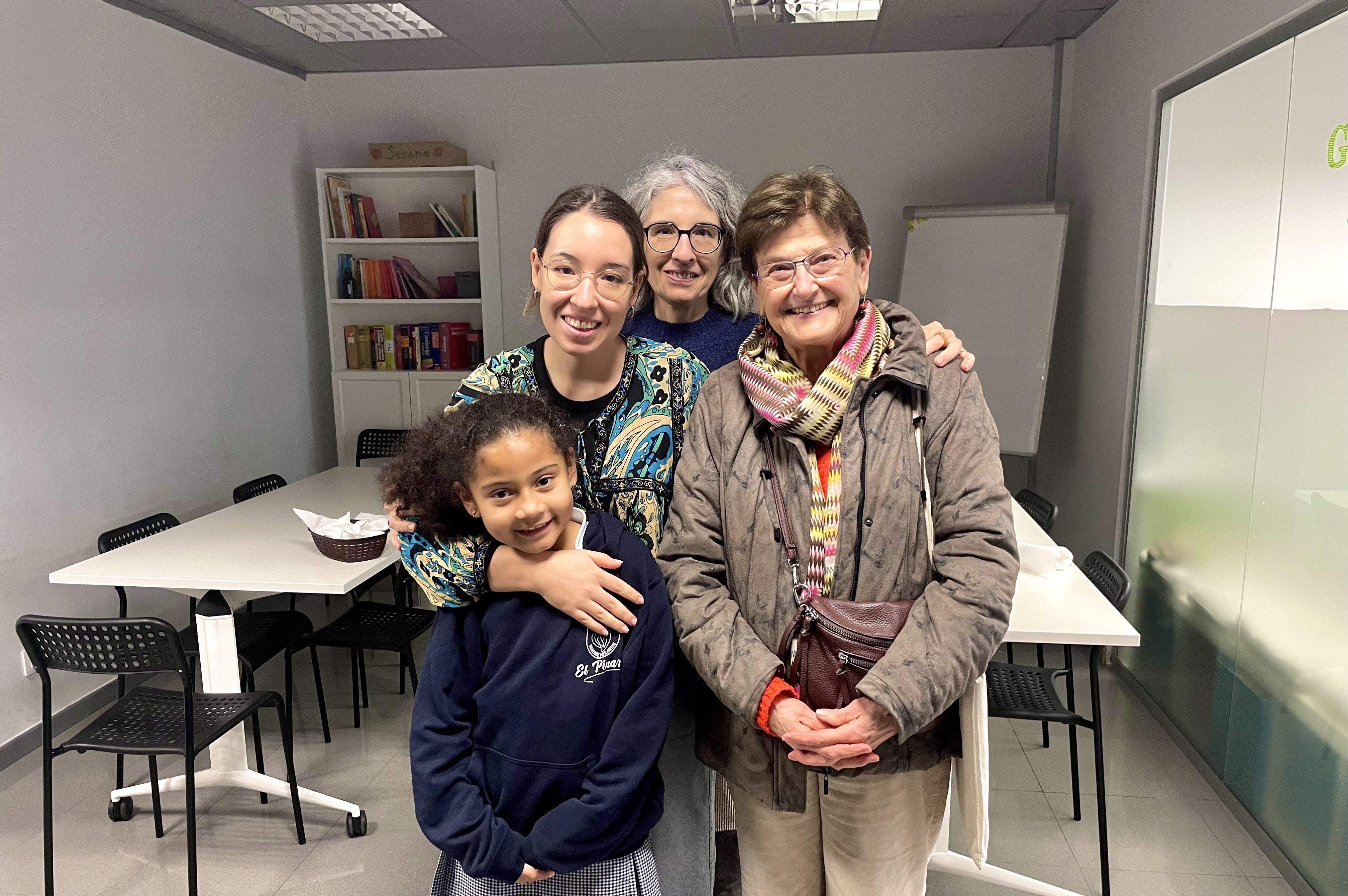 Rebeca Galán al fons, directora de Gilgal Solidari, la seva filla i Teresa Sagalés, voluntària del reforç escolar. Foto: TOT.