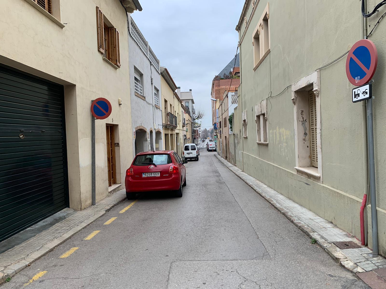 El tram de carrer Dos de Maig que està pendent de reurbanitzar FOTO: TOT
