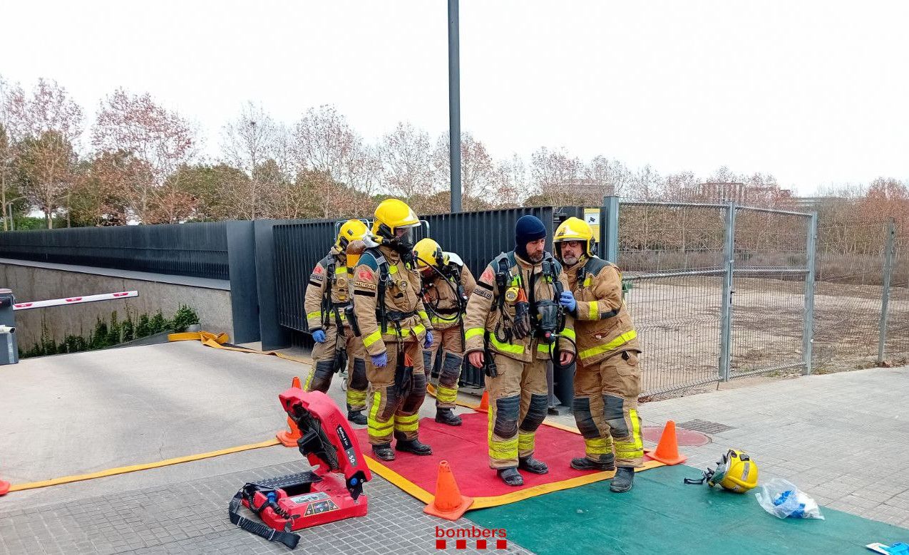 Bombers durant l'operació a l'empresa Echevarne. Foto: Bombers.