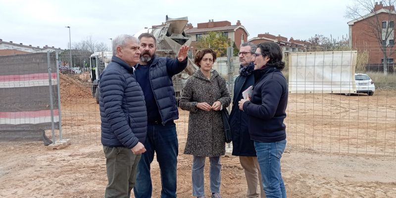 Josep Maria Vallès (segon per la dreta), Núria Escamilla (centre) i Àngel Pedrós (esquerra), en la visita a les obres del complex aquàtic de Mira-sol. FOTO: Cedida