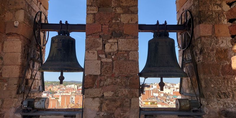 Campanes Severa i Cugada al campanari del Monestir de Sant Cugat. FOTO: TOT
