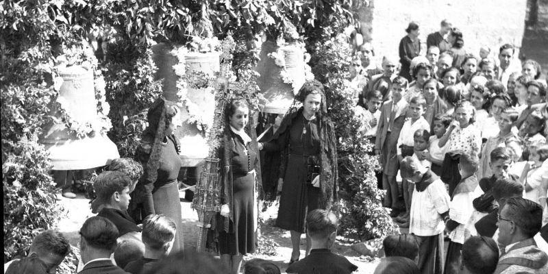 Benedicció de les campanes Severa, Juliana i Semproniana a la llotgeta del Monestir de Sant Cugat. FOTO: Fons Cabanas-Arxiu Municipal de Sant Cugat