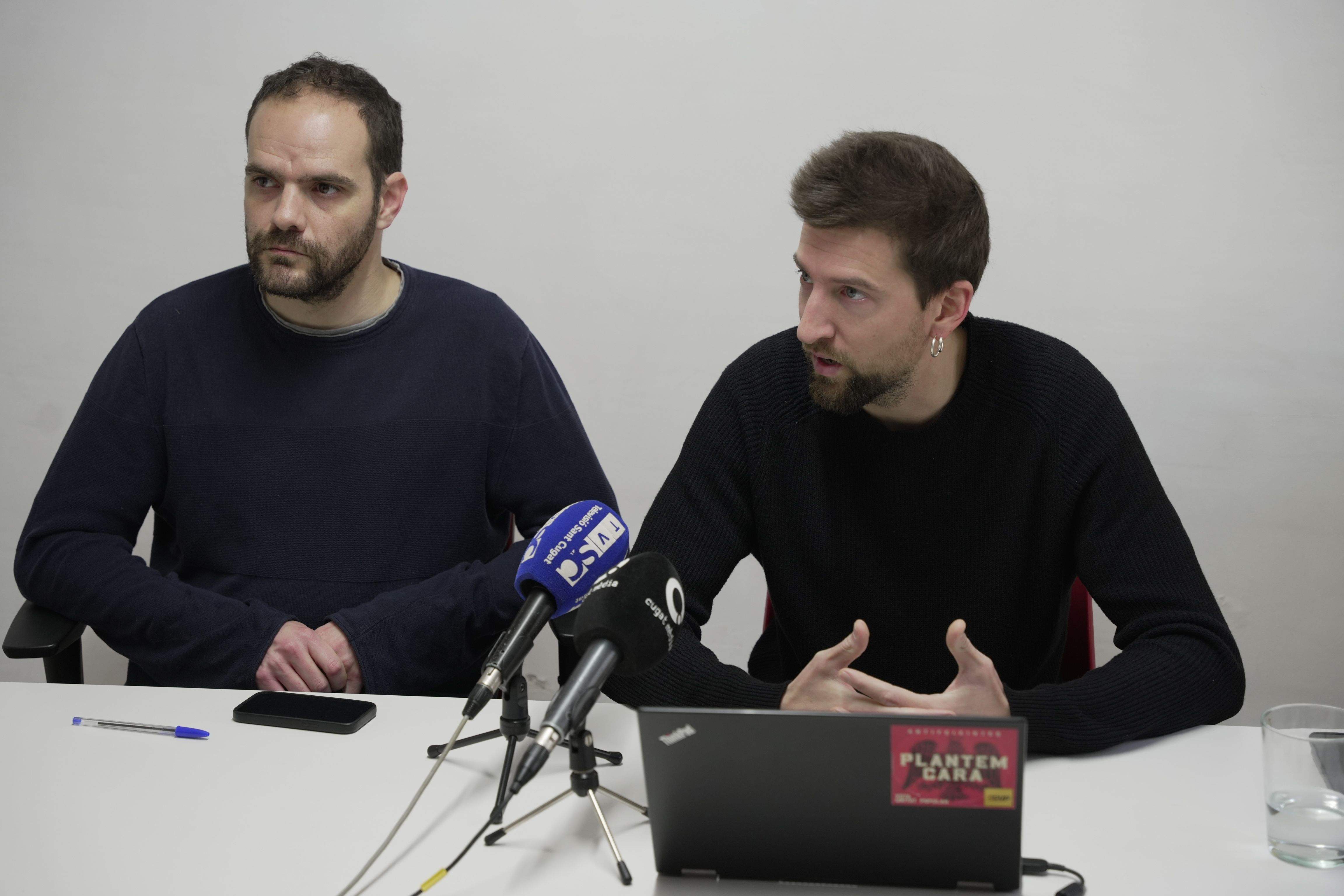 Pau Sánchez i Marco Simarro en la roda de premsa de la CUP sobre les preguntes de l'Observatori Sociològic. FOTO: CUP Sant Cugat