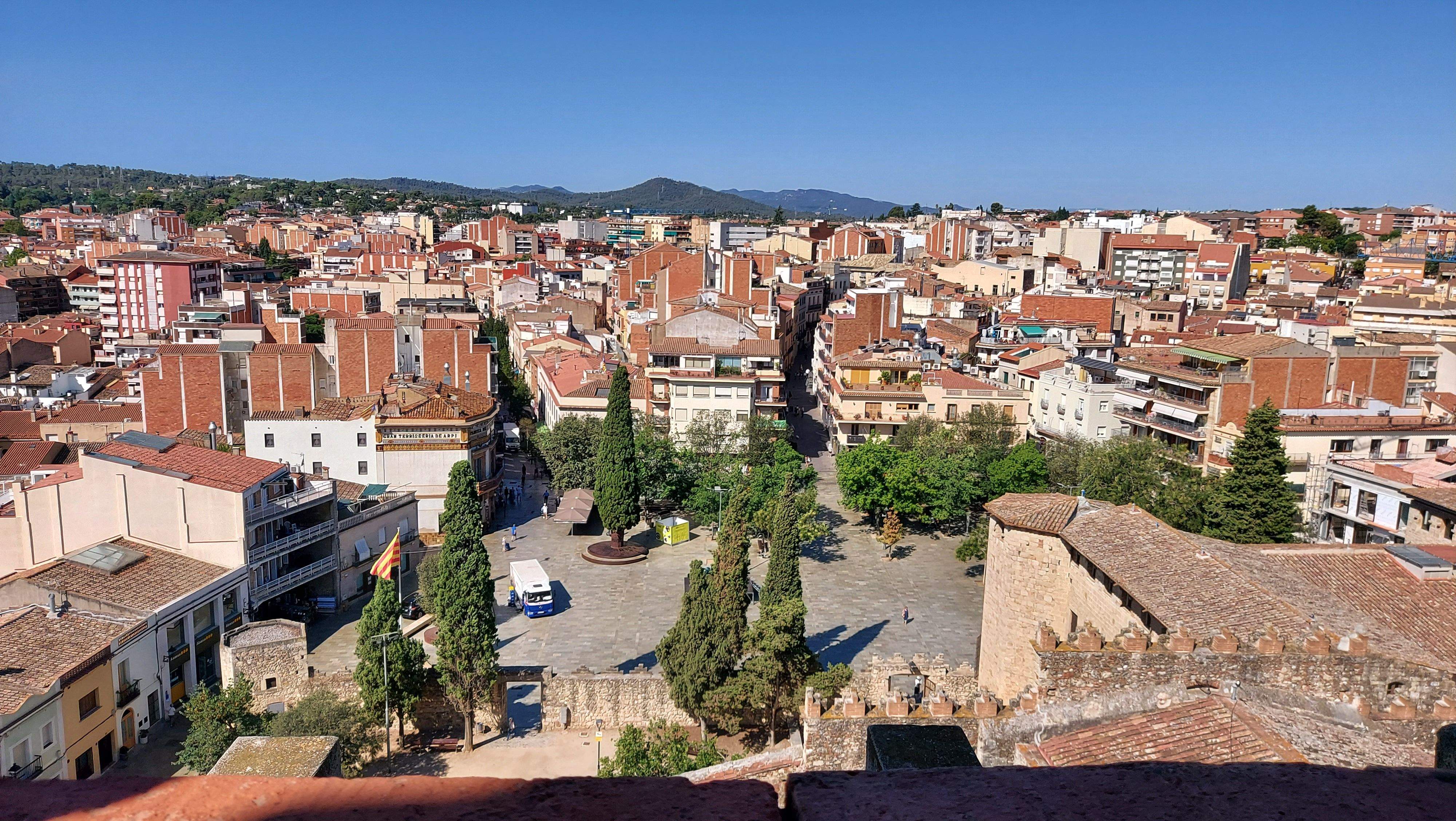 Vista de la plaça d'Octavià des del campanar del Monestir de Sant Cugat. FOTO: TOT