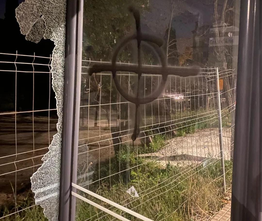 La parada d'autobus rebentada amb un signe feixista FOTO: EMD Valldoreix