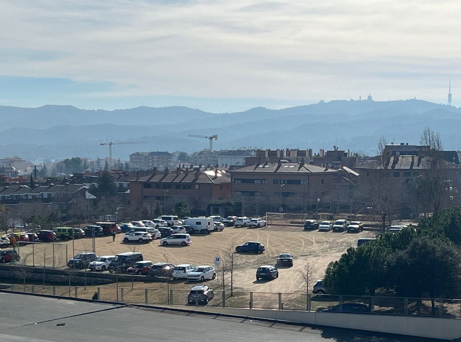 El camp de futbol de Volpelleres, convertit en un aparcament. FOTO: Cedida / Marco Simarro