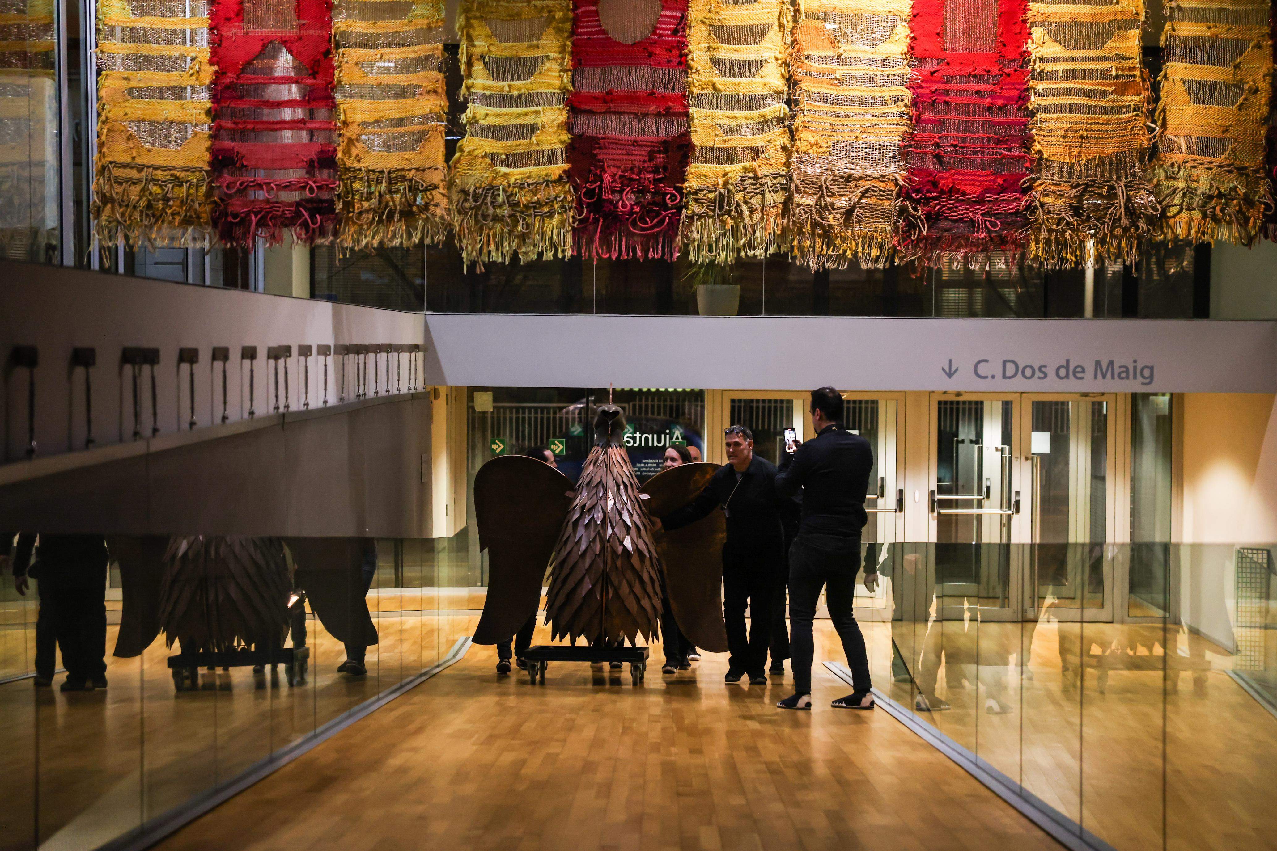 8. El Gall pujant al balcó de l'ajuntament. Foto: Ajuntament