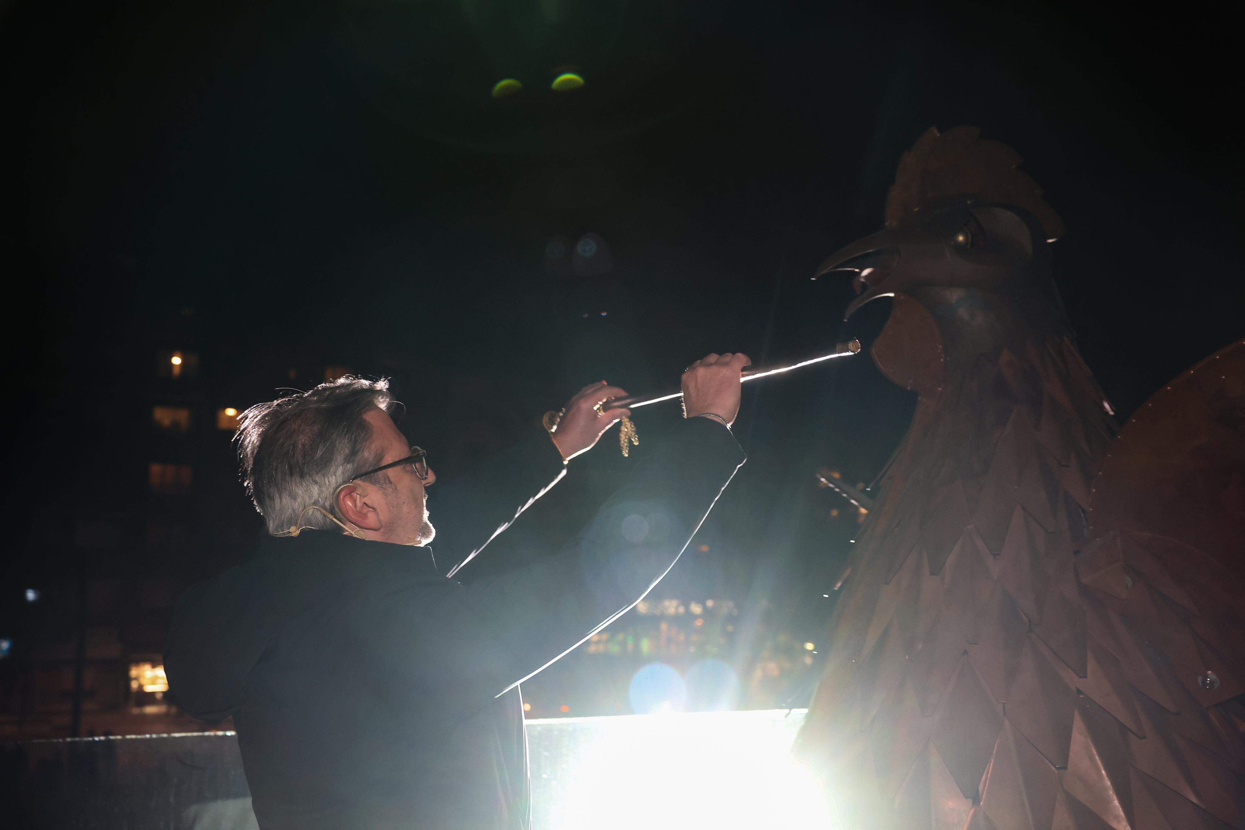 11. L'alcalde entregant el poder al Gall. Foto: Ajuntament