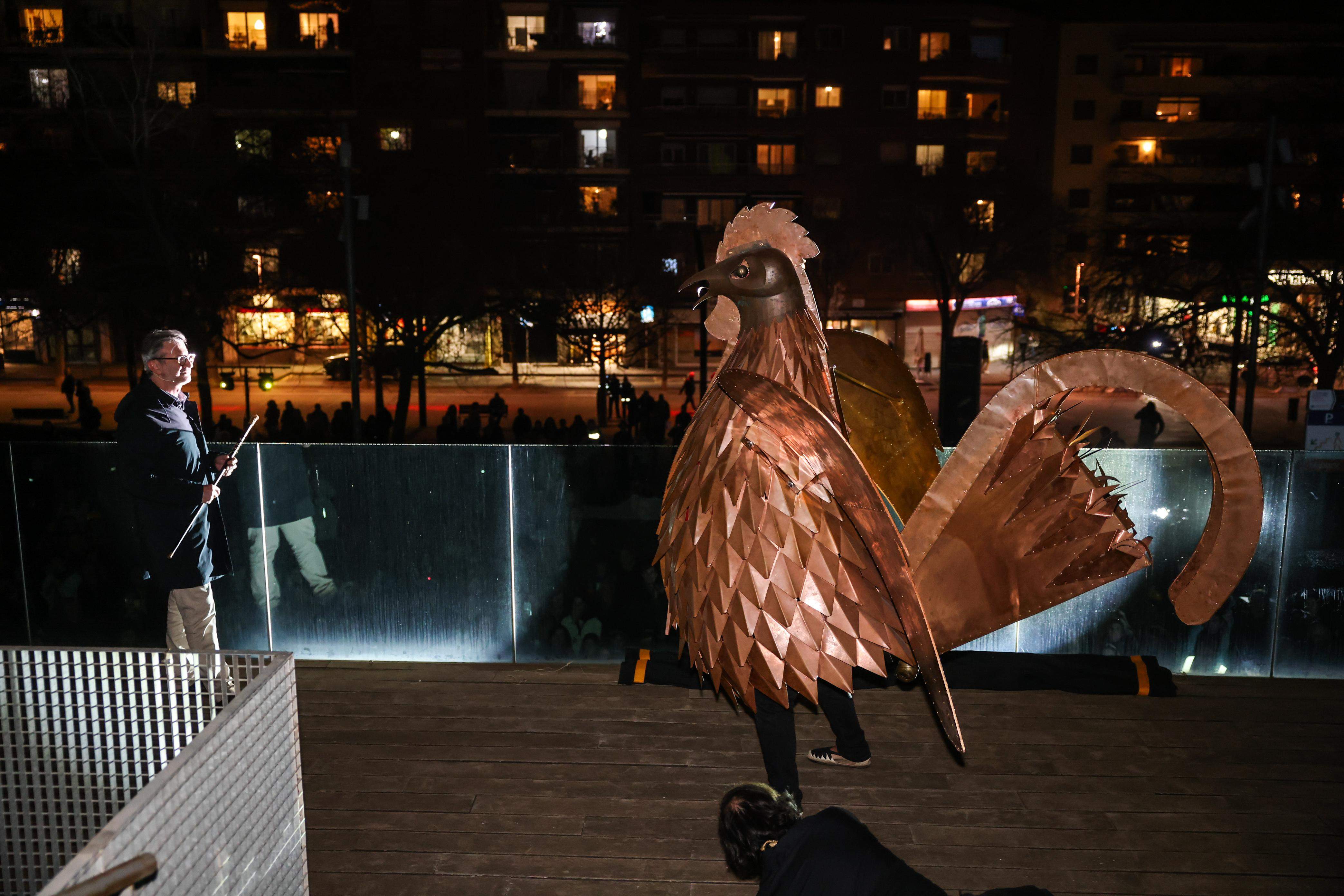 12. L'alcalde entregant el poder al Gall. Foto: Ajuntament