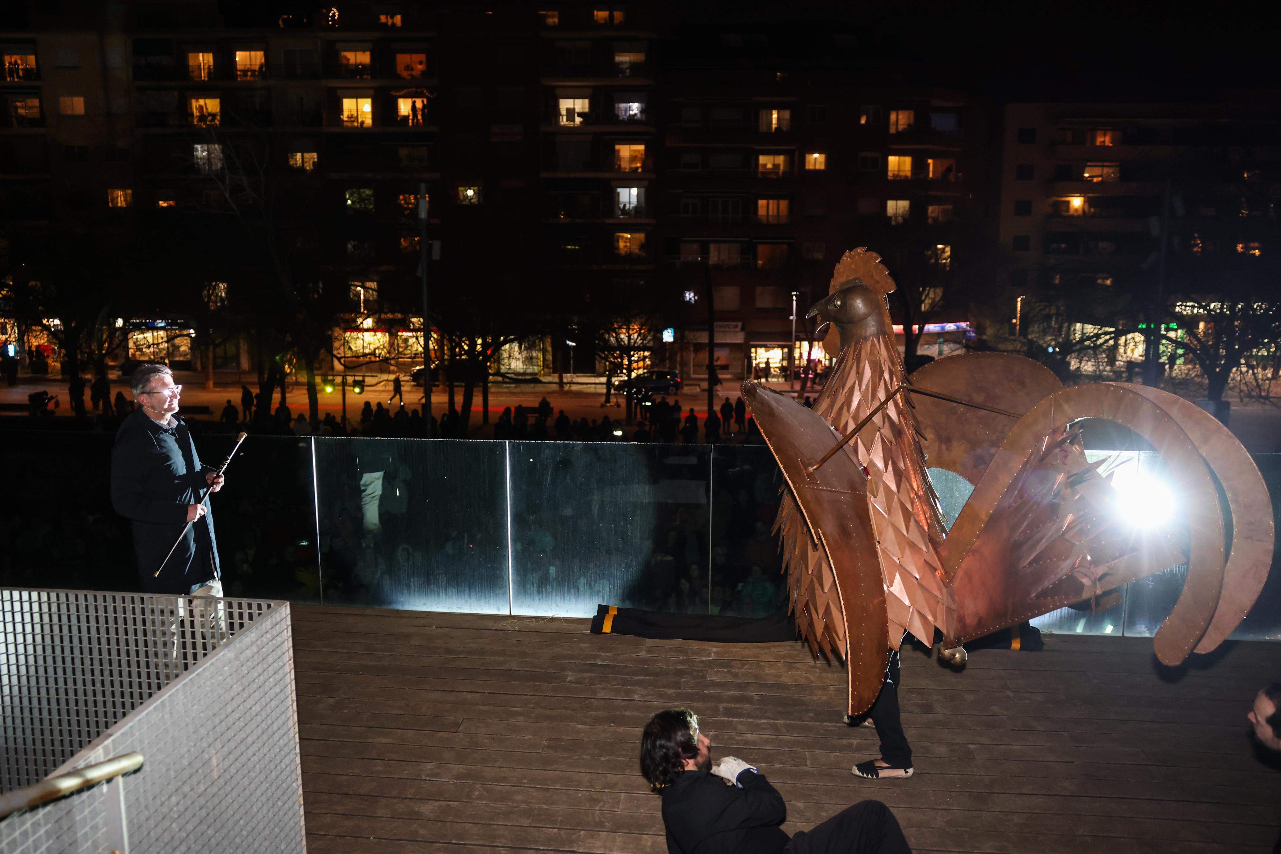 13. L'alcalde entregant el poder al Gall. Foto: Ajuntament