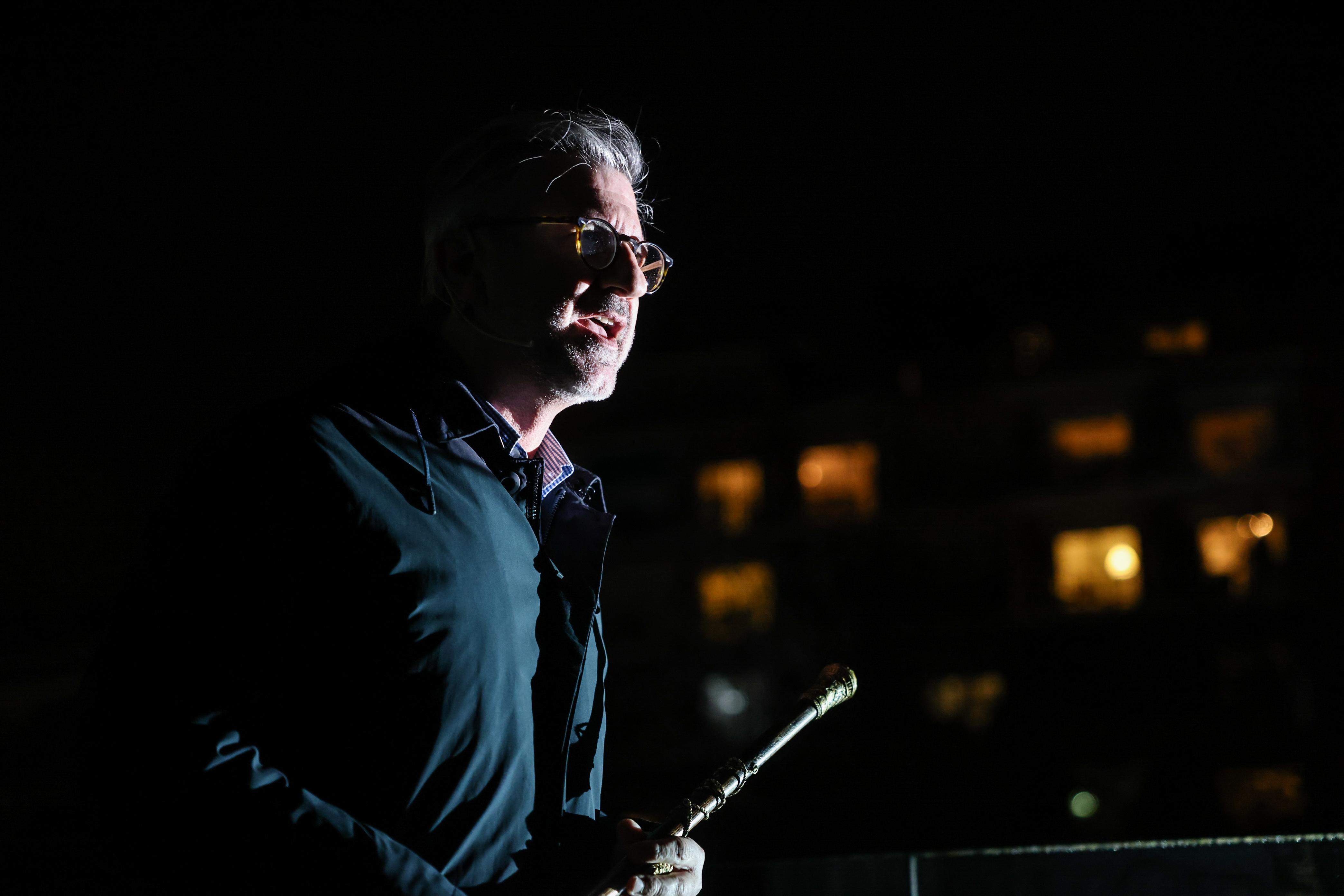 16. L'alcalde entregant el poder al Gall. Foto: Ajuntament