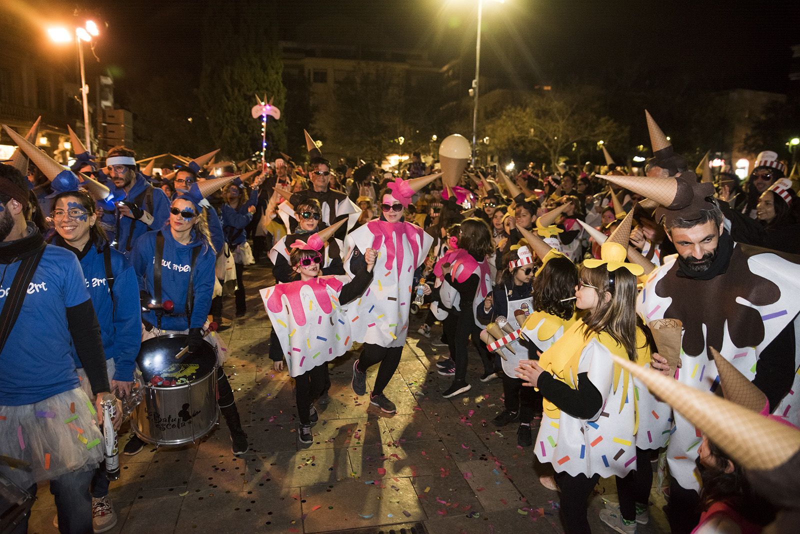Rua de comparses. FOTO: Bernat Millet.