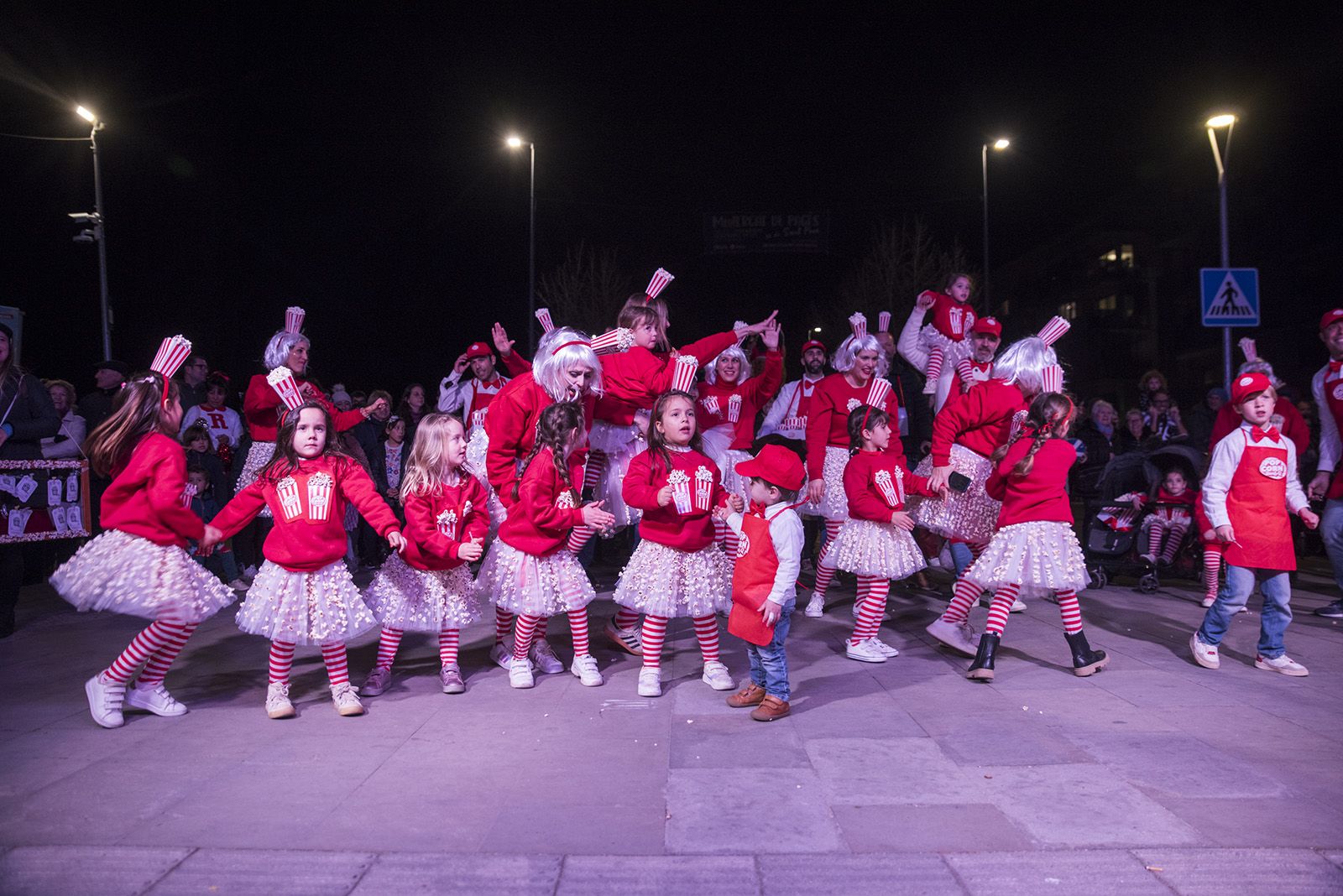 Rua de comparses. FOTO: Bernat Millet.