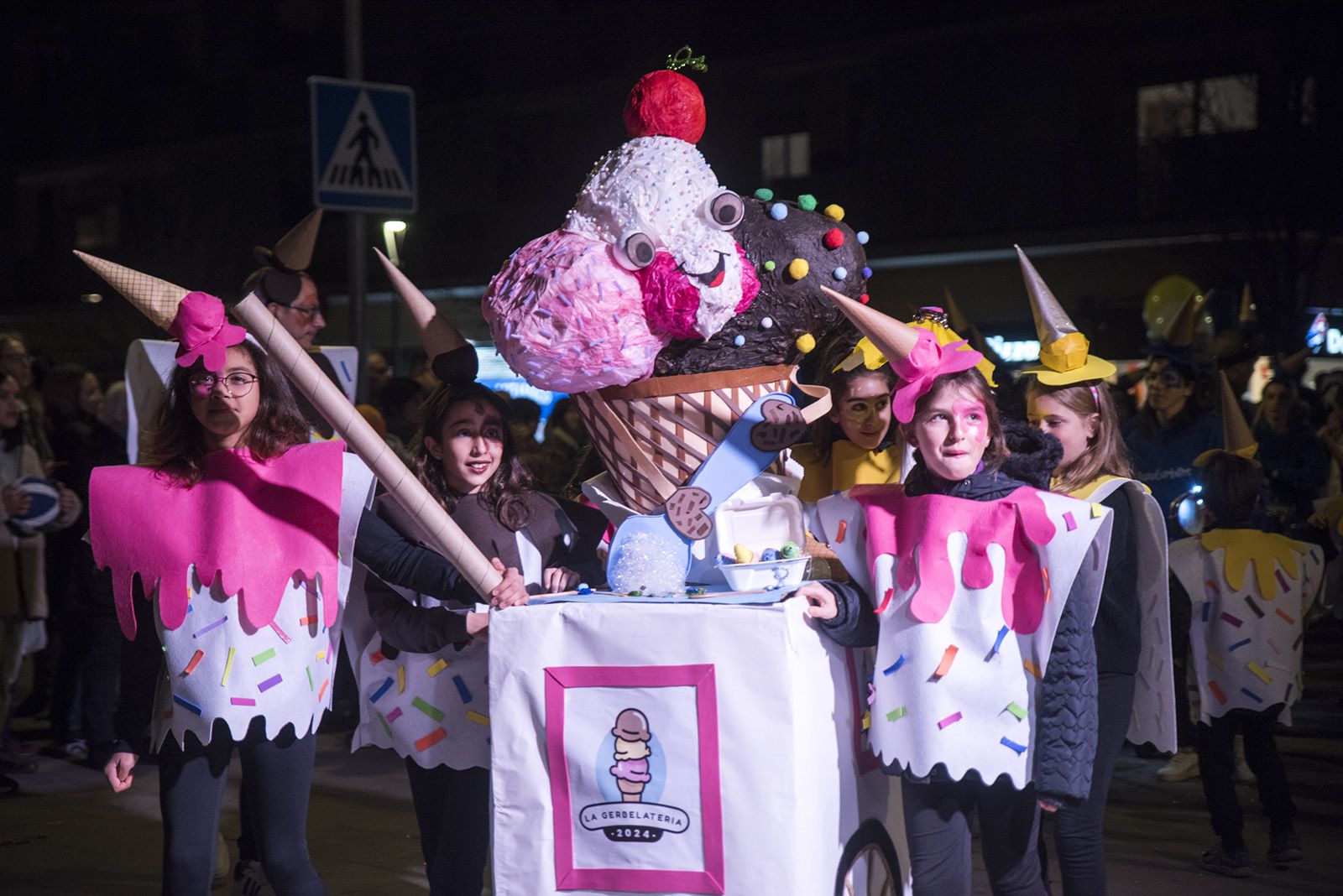Rua de comparses. FOTO: Bernat Millet.
