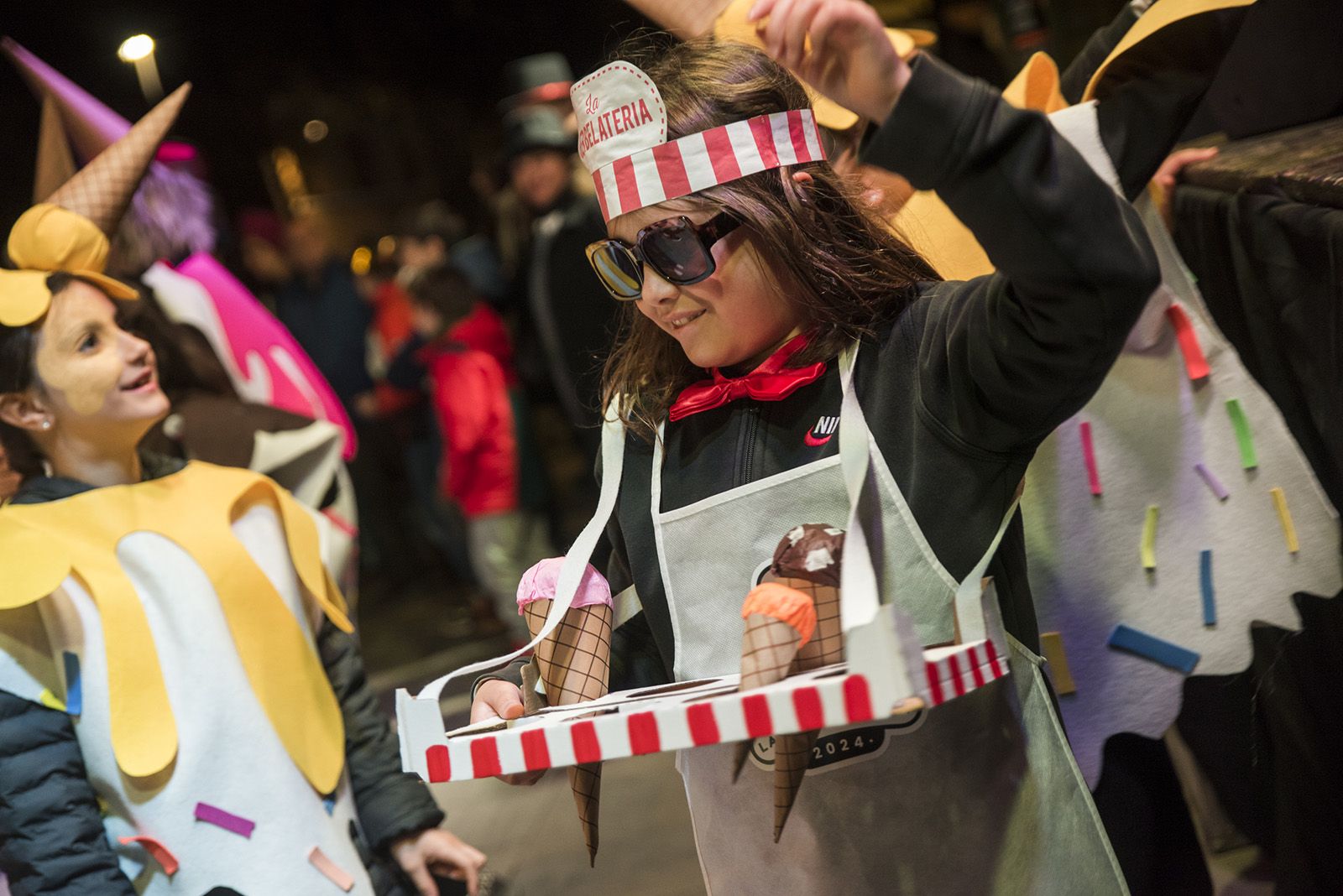 Rua de comparses. FOTO: Bernat Millet.