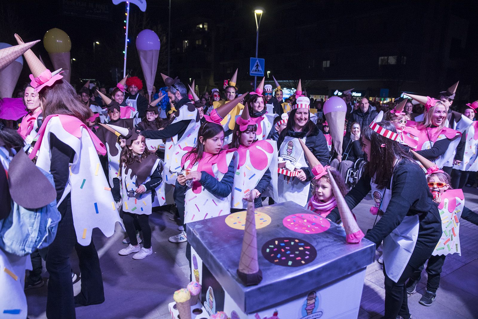 Rua de comparses. FOTO: Bernat Millet.