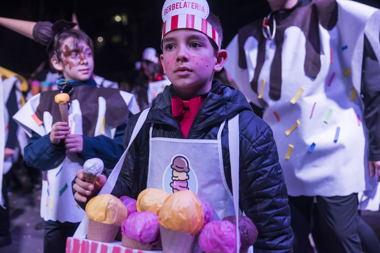 Rua de comparses. FOTO: Bernat Millet.